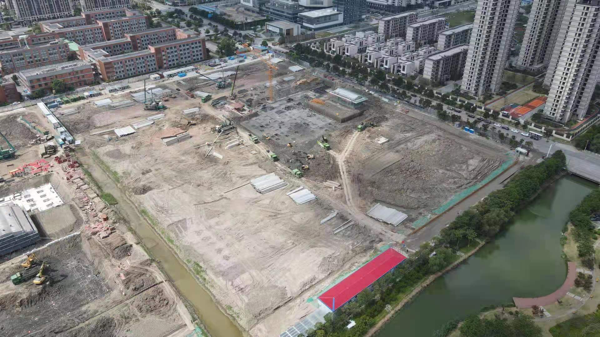 我們是一家集工業(yè)與民用建設(shè)、安裝、裝修裝飾、地基與基礎(chǔ)、大型土石方、市場(chǎng)開(kāi)發(fā)為一體的施工總承包企業(yè)。